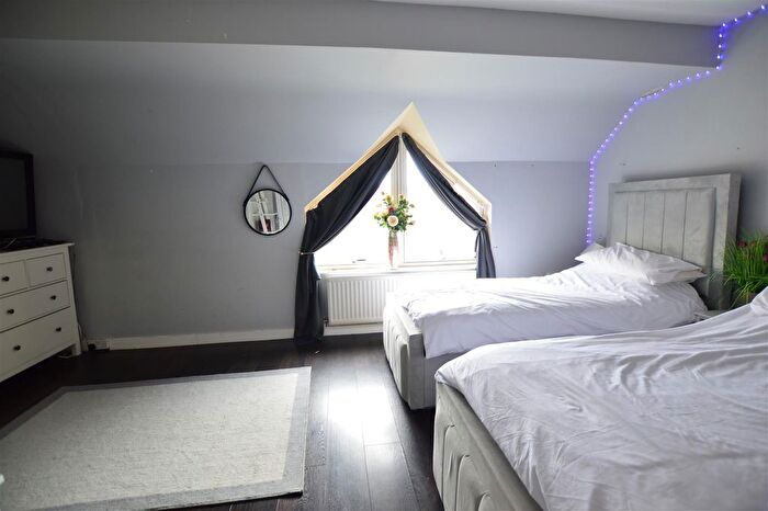 2 Bedroom Flat For Sale In Langtons Meadow, Farnham Common, Slough, SL2