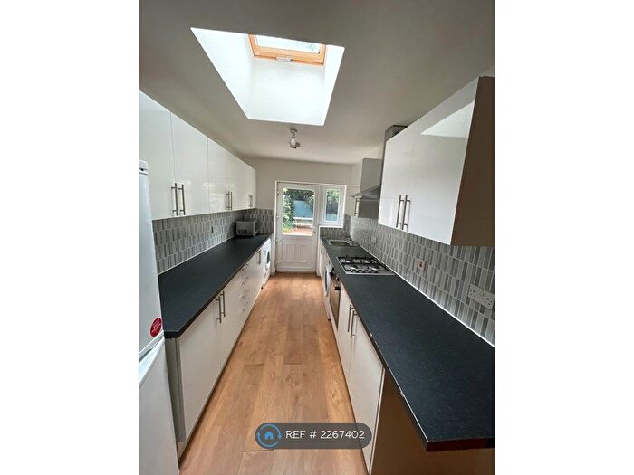 5 Bedroom Semi-Detached House To Rent In Clifton Avenue, Manchester, M14