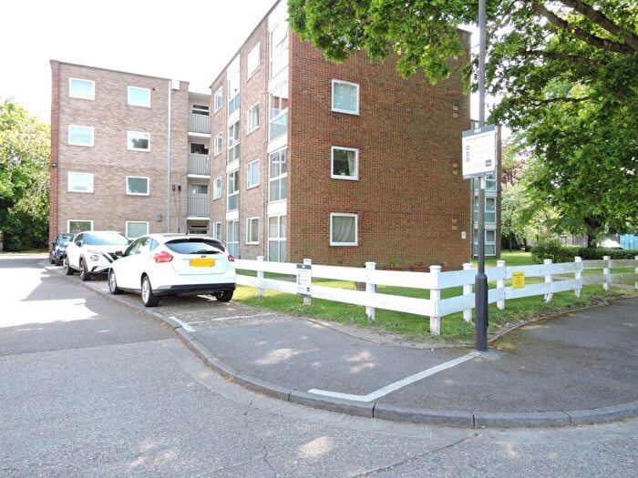 1 Bedroom Flat For Sale In Hansart Way, The Ridgeway, Enfield, EN2