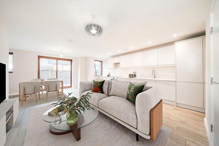 2 Bedroom Maisonette For Sale In Russell Road, Mitcham, CR4