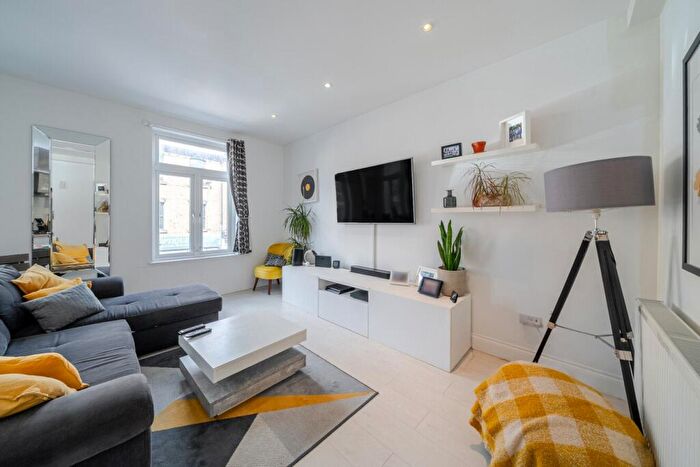 2 Bedroom Flat For Sale In Battersea Park Road, Battersea, London, SW11