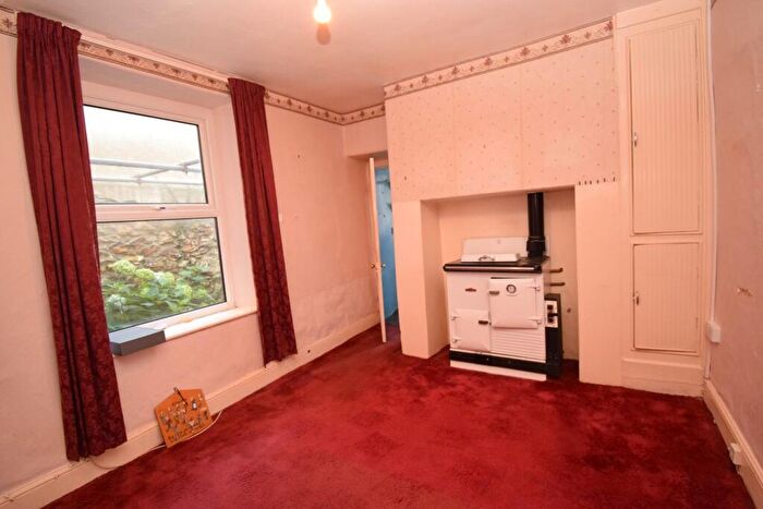 3 Bedroom Flat For Sale In Queens Road, Criccieth, LL52
