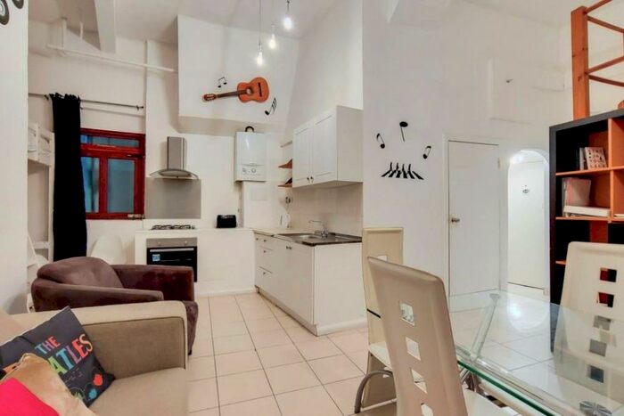 Flat To Rent In Hatton Wall, Clerkenwell, London, EC1N