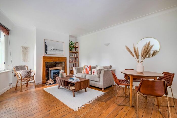 2 Bedroom Flat To Rent In Robins Court, Kings Avenue, London, SW4