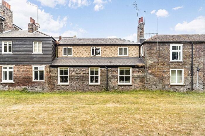 2 Bedroom Flat To Rent In Hampton Court Road, East Molesey, KT8