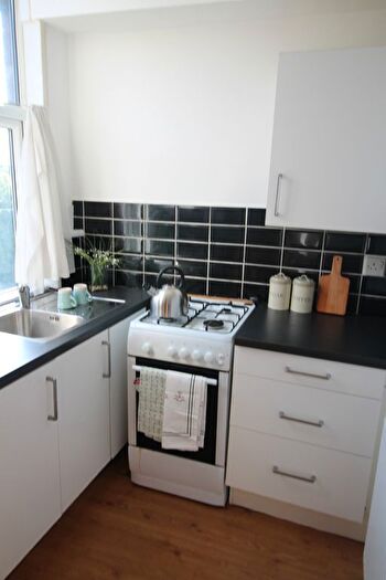 2 Bedroom Flat To Rent In Flat, Kelso Road, LS2
