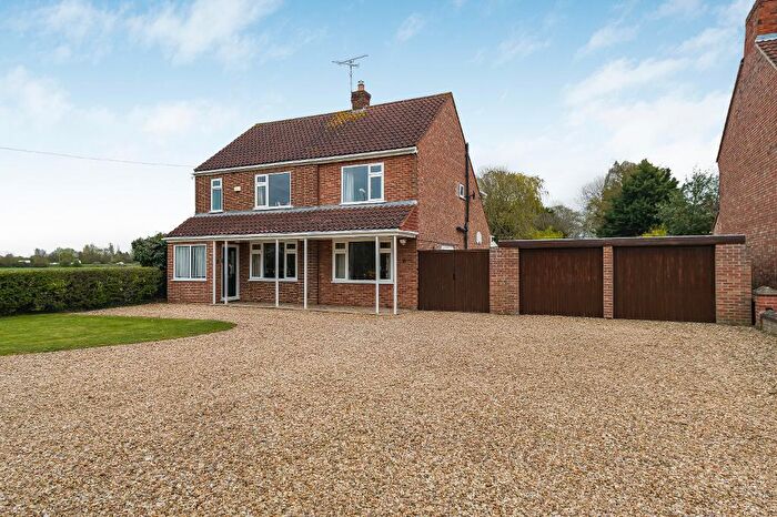 4 Bedroom Detached House For Sale In Lincoln Road, Glinton, PE6