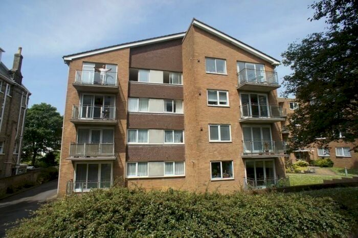 2 Bedroom Flat To Rent In Eaton Gardens, Hove, BN3