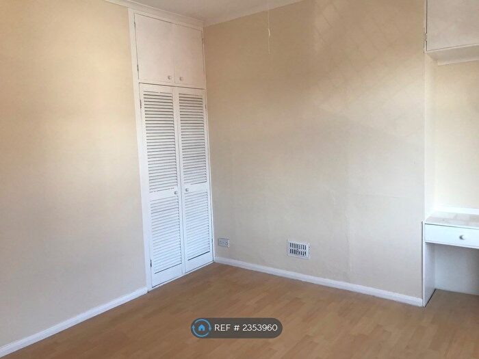 2 Bedroom End Of Terrace House To Rent In George Street, Wakefield, WF4