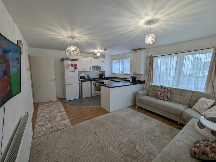 2 Bedroom Flat To Rent In Silver Train Gardens, Dartford, DA1