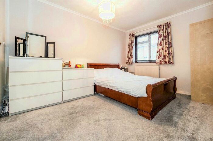 3 Bedroom End Of Terrace House For Sale In Tiptree Crescent, Clayhall, Ilford, Essex, IG5