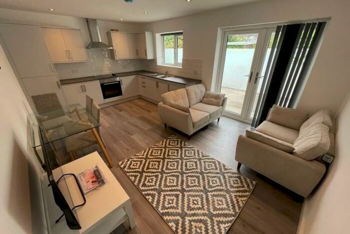 3 Bedroom Terraced House To Rent In Richmond Road - Cardiff, CF24