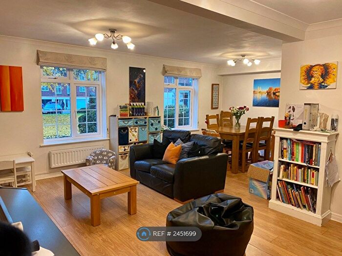 2 Bedroom Flat To Rent In Hillcrest, Weybridge, KT13