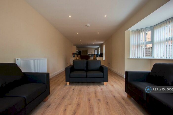 8 Bedroom Semi-Detached House To Rent In Wilton Avenue, Southampton, SO15