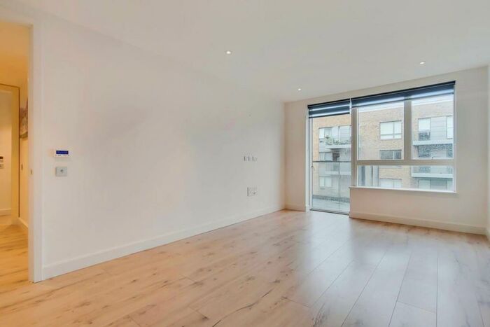 2 Bedroom Flat To Rent In High Street, Harringay, London, N8