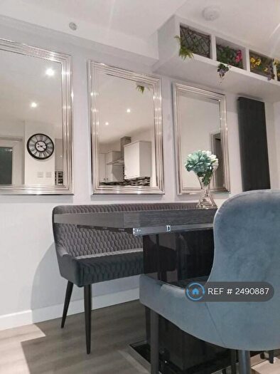 2 Bedroom Flat To Rent In County Road, Swindon, SN1