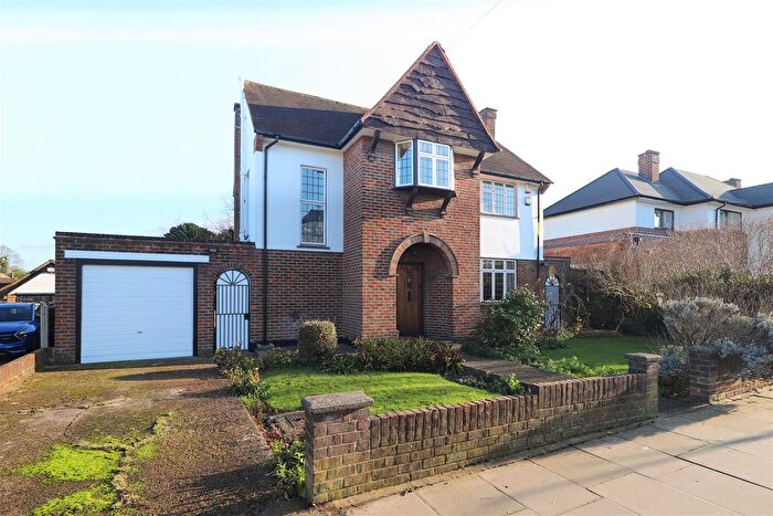 3 Bedroom Detached House For Sale In The Ridgeway, Ruislip, HA4