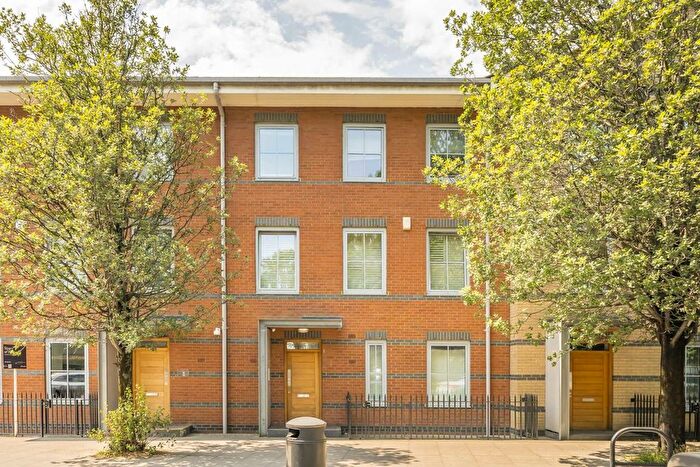 2 Bedroom Flat To Rent In Fulham Palace Road, Hammersmith, W6