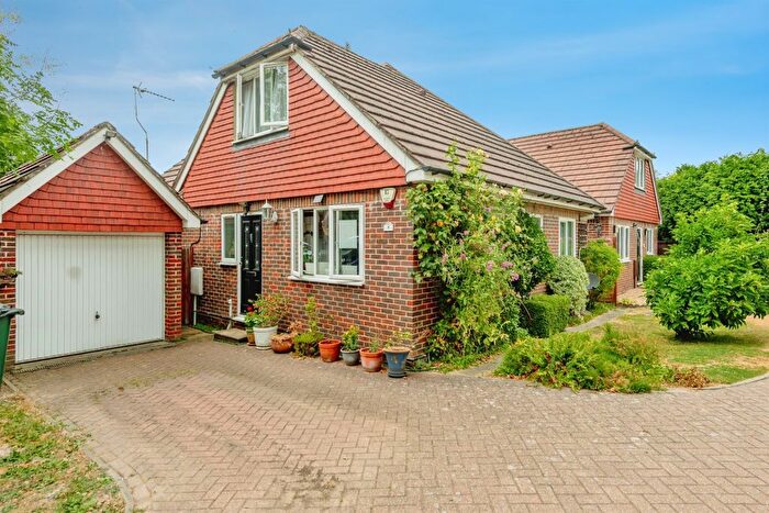 3 Bedroom Detached House For Sale In Tinsley Close, Crawley, RH10