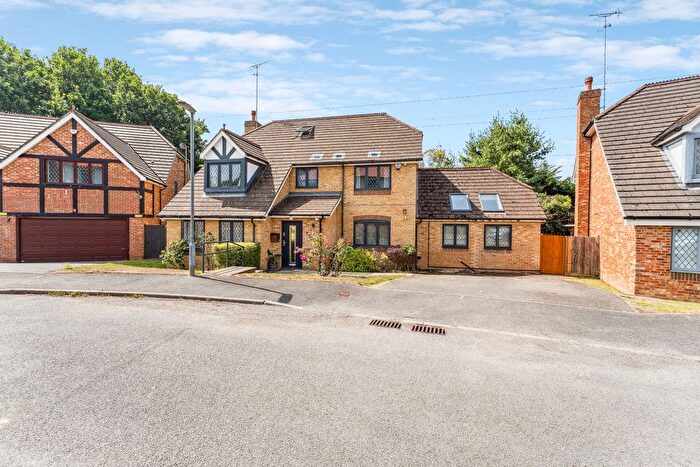 6 Bedroom Detached House For Sale In The Oaks, Watford, WD19