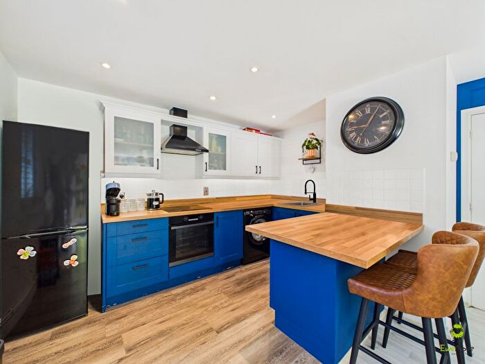 2 Bedroom Flat For Sale In Empire Walk, Greenhithe, DA9