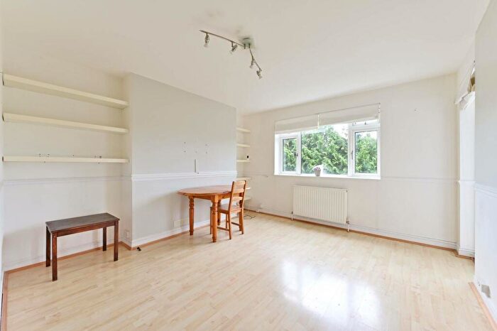 2 Bedroom Flat To Rent In Queensmere Court, Barnes, London, SW13