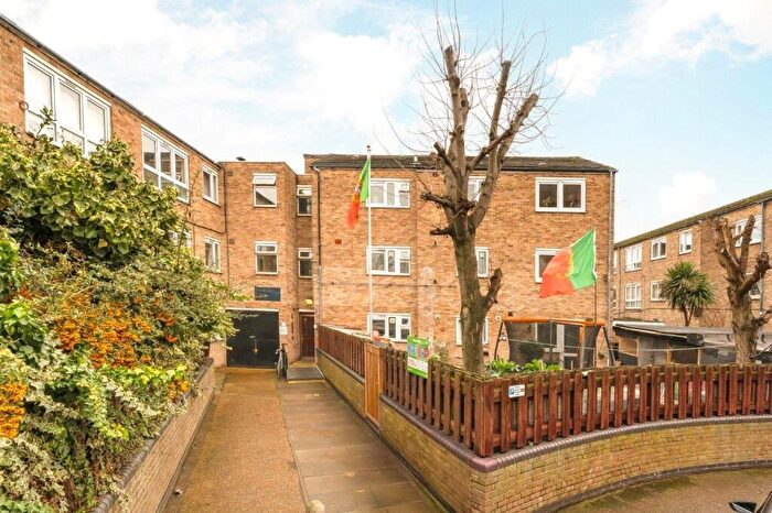4 Bedroom Flat To Rent In Rosebank Gardens, Bow, London, E3