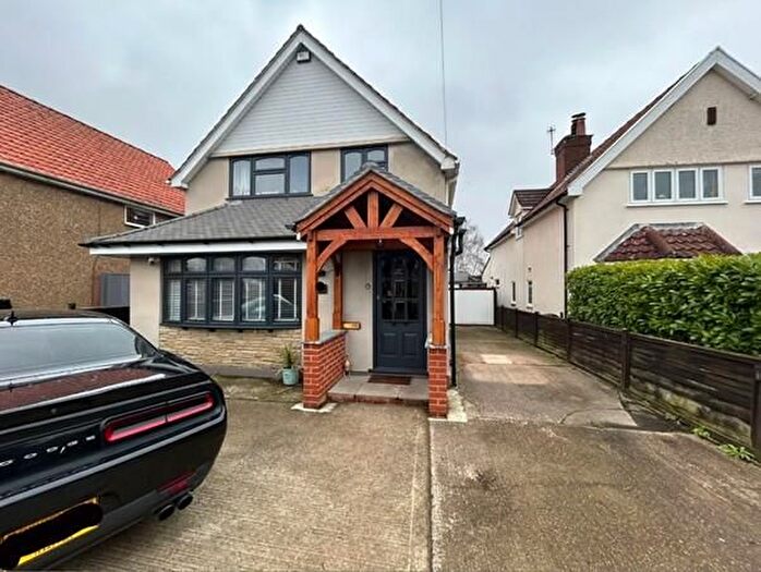 3 Bedroom Detached House To Rent In Crockhamwell Road, Woodley, RG5