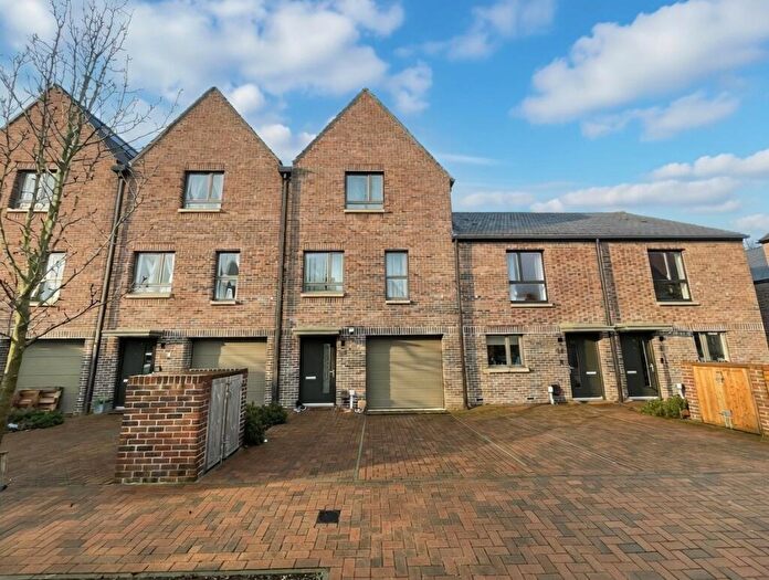 3 Bedroom House To Rent In Oakfield Avenue, Swindon, SN3