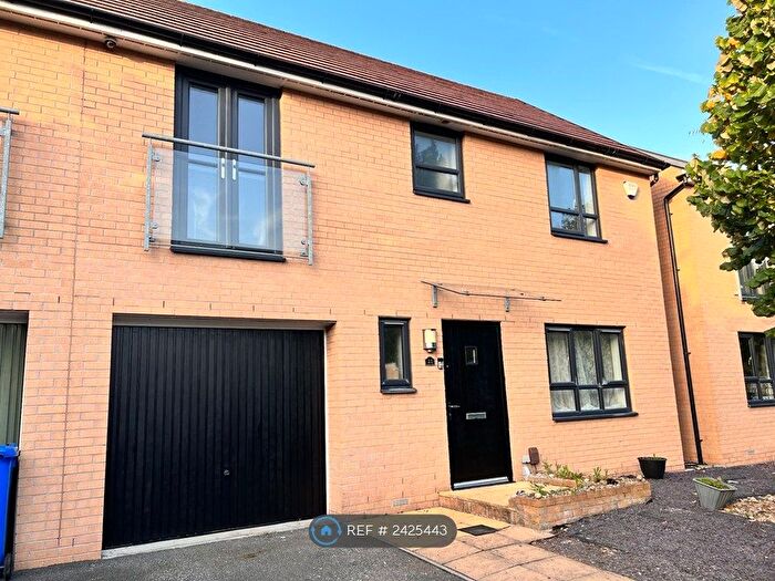3 Bedroom Semi-Detached House To Rent In Dragonfly Close, Salford, M7