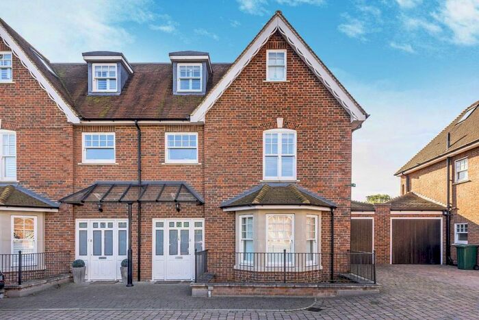 5 Bedroom Property To Rent In Stokes Mews, Teddington, TW11