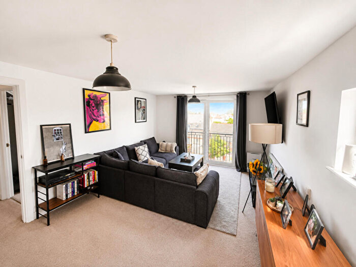2 Bedroom Flat For Sale In Hollybrook Park, Bristol, BS15