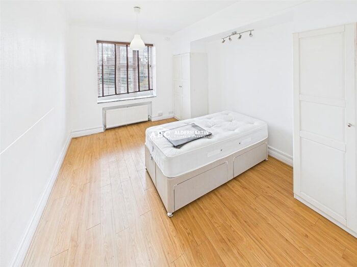 3 Bedroom Flat For Sale In Quadrant Close, Hendon, London, NW4