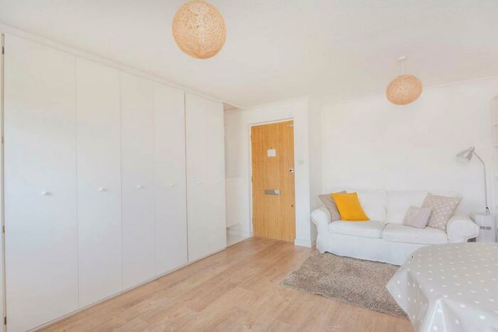 Studio To Rent In Midhope Road, Woking, GU22