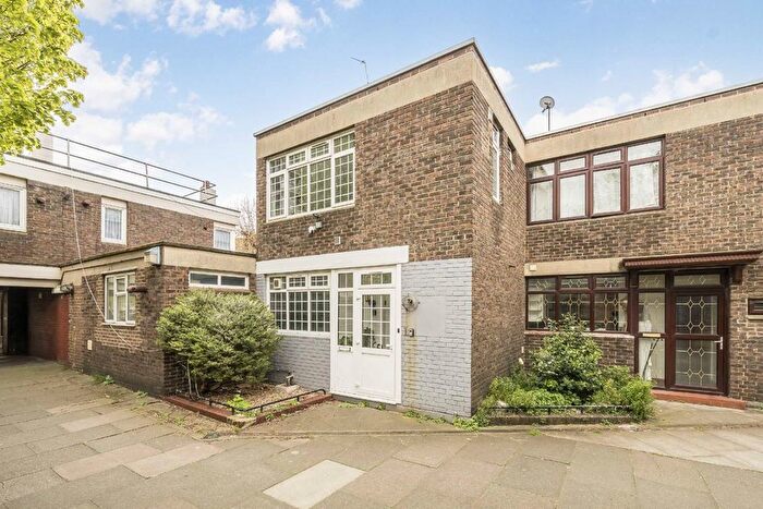 3 Bedroom Semi-Detached House To Rent In Spring Walk, Aldgate East, E1
