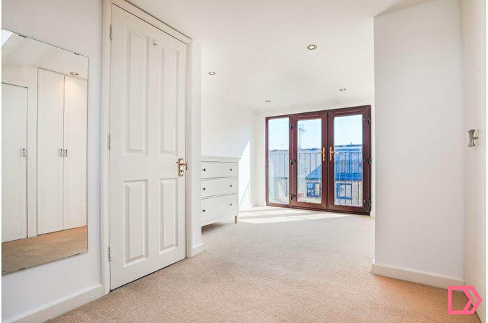 3 Bedroom End Of Terrace House To Rent In Underwood Road, London, London, E1