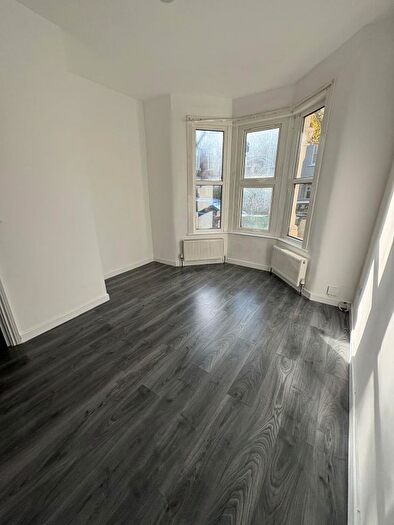 2 Bedroom Flat To Rent In Kimberley Road, Leytonstone, E11