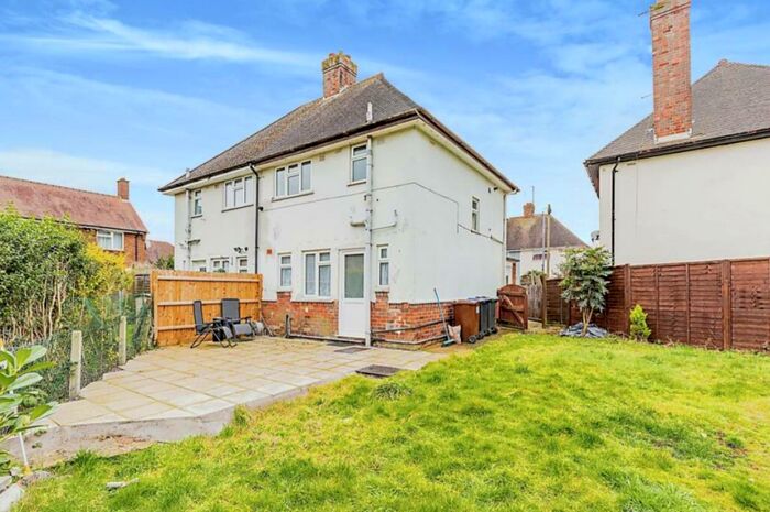 2 Bedroom House To Rent In Pembroke Crescent, Northampton, NN5