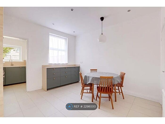 3 Bedroom Terraced House To Rent In Birkin Avenue, Nottingham, NG7