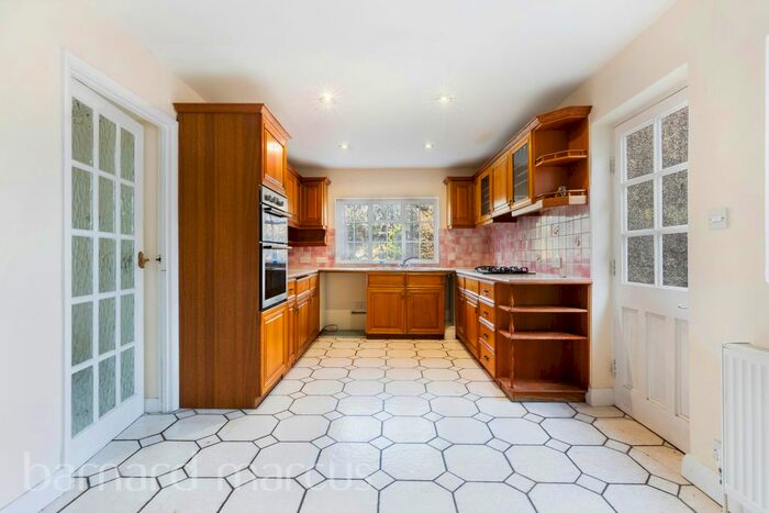 4 Bedroom Property To Rent In The Chase, London, SW16