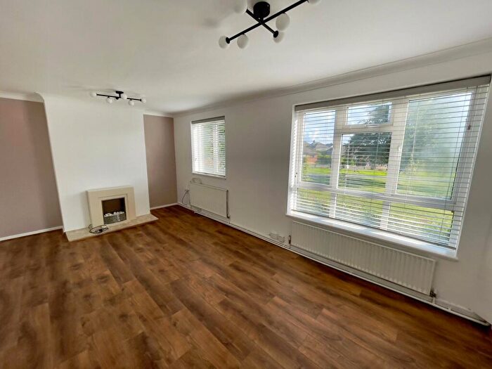 2 Bedroom Flat To Rent In Tinshill Mount, Leeds, West Yorkshire, LS16