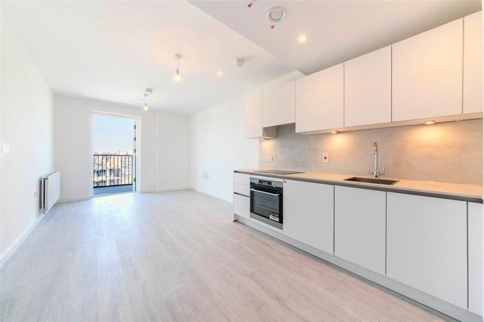 1 Bedroom Flat To Rent In Farine Avenue, Hayes, UB3