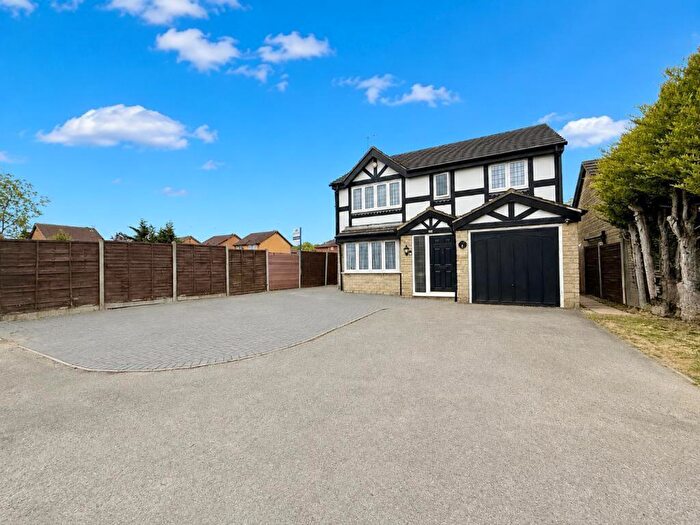 4 Bedroom Detached House For Sale In Burford Close, Luton, LU3