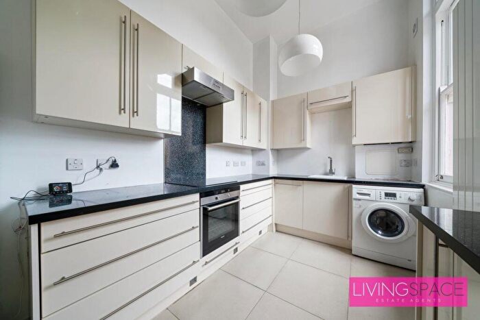 2 Bedroom Flat To Rent In Pennington Drive, Winchmore Hill, N21
