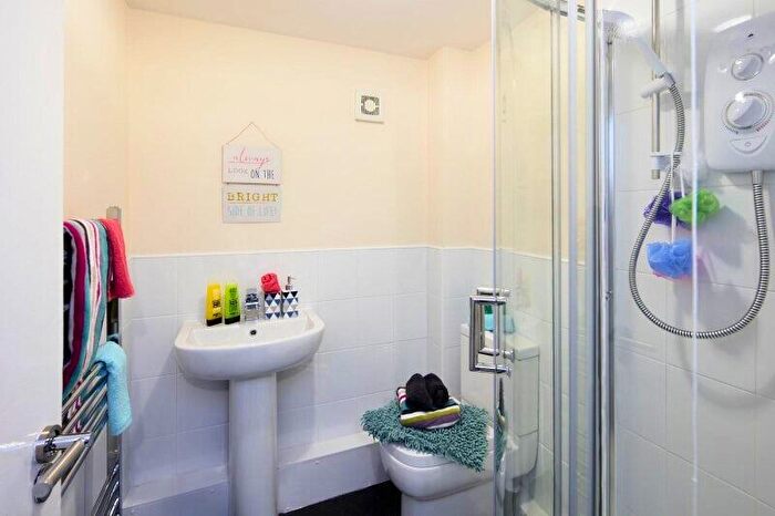 3 Bedroom Flat To Rent In Hyde Park Road, Leeds, LS6