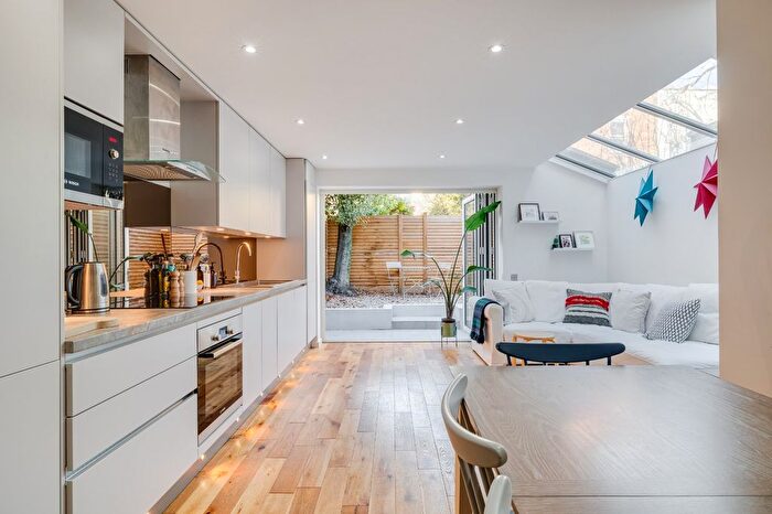 2 Bedroom Flat For Sale In Oakbury Road, Sands End, SW6