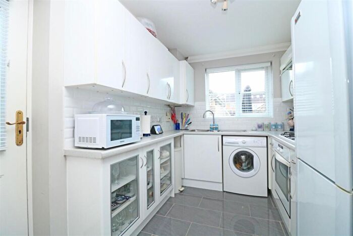 3 Bedroom Semi-Detached House For Sale In Yonge Close, Boreham, Chelmsford, CM3