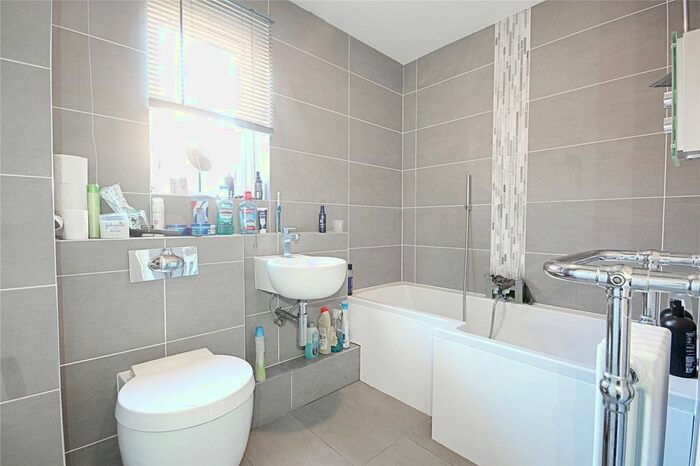 2 Bedroom Flat To Rent In Linwood Crescent, Enfield, EN1