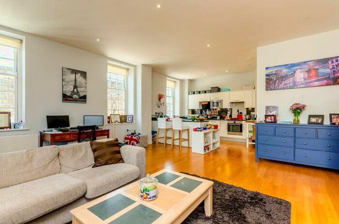 2 Bedroom Flat To Rent In Clapham Common South Side, Clapham South, London, SW4