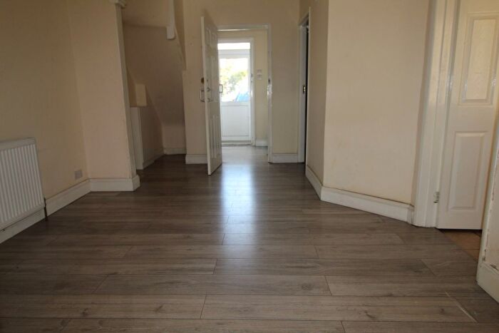 4 Bedroom Maisonette To Rent In Cranborne Waye, Hayes, UB4
